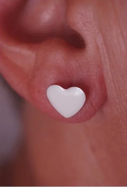 Pendiente corazón de leche materna puesto